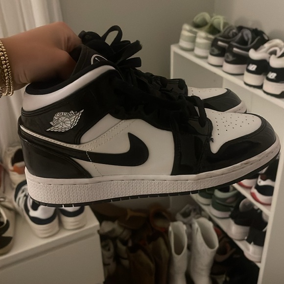 Black Jordan 1 - Picture 2 of 2